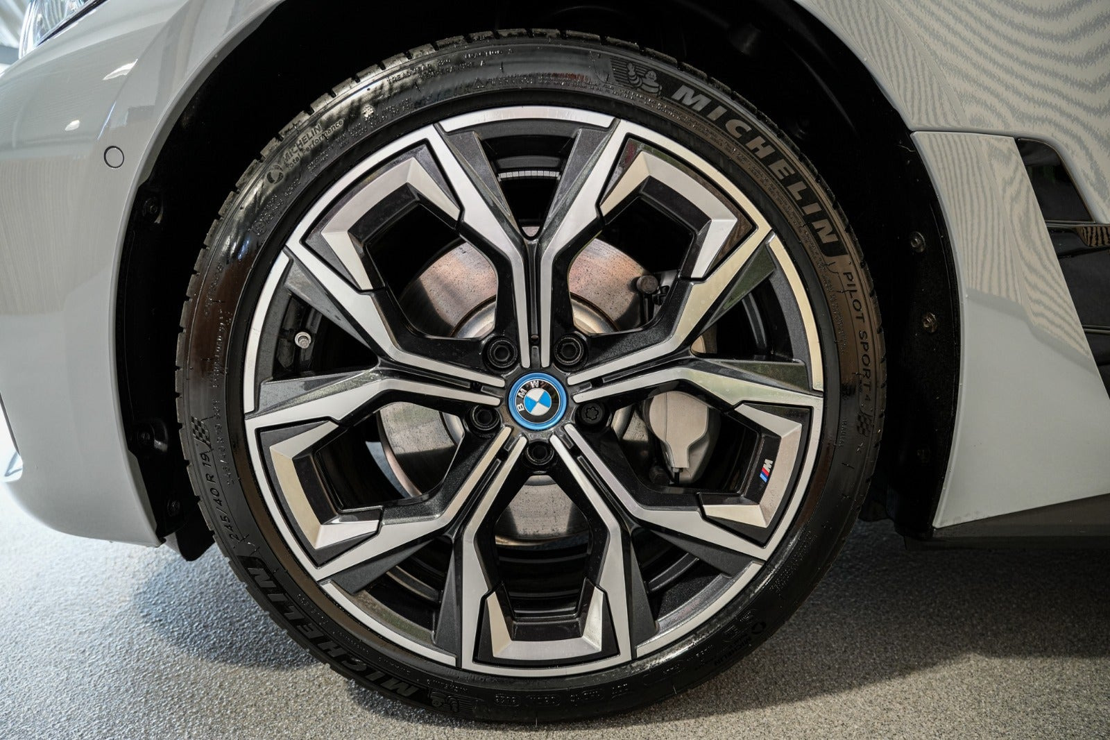 Grå BMW i4 fra 2023
