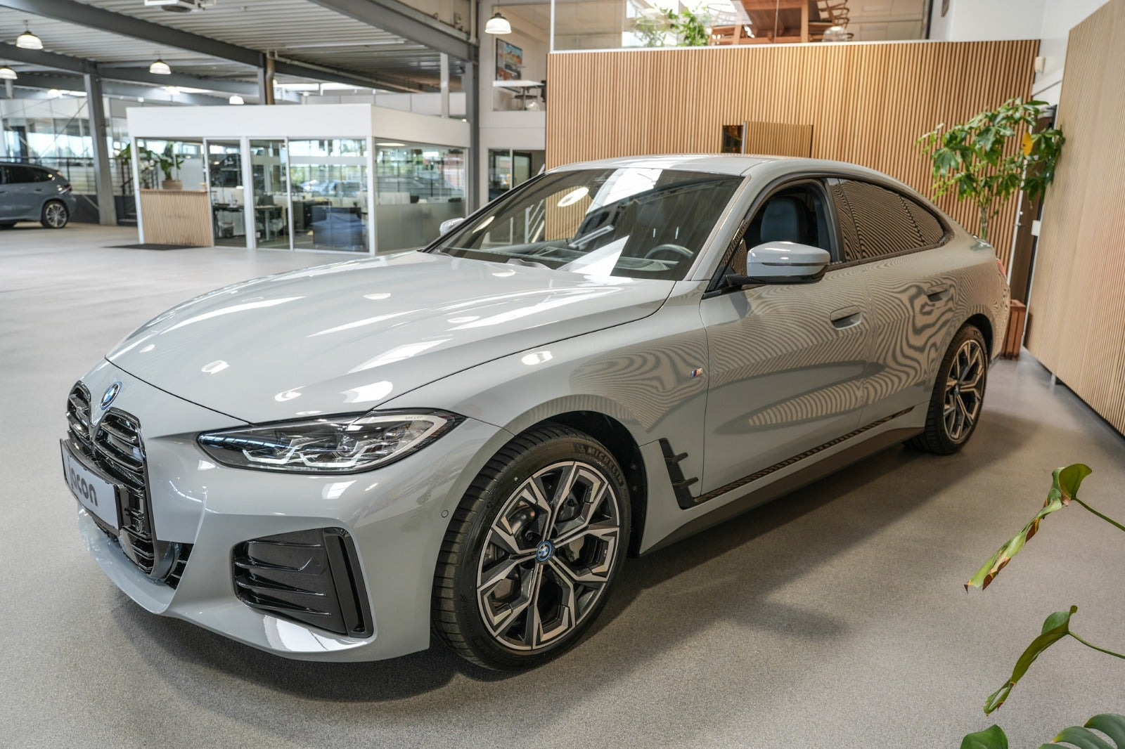 Grå BMW i4 fra 2023