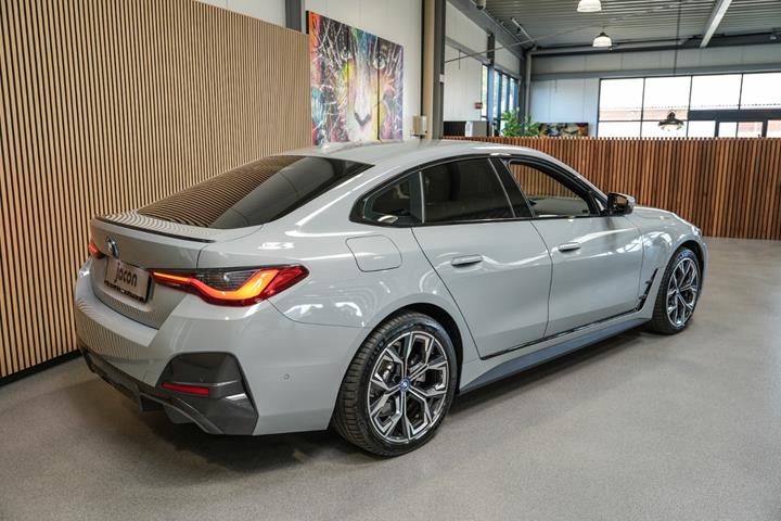Grå BMW i4 fra 2023