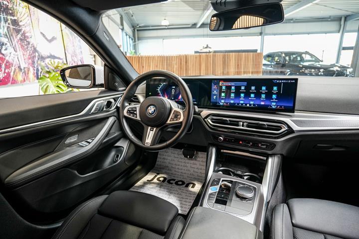 Grå BMW i4 fra 2023