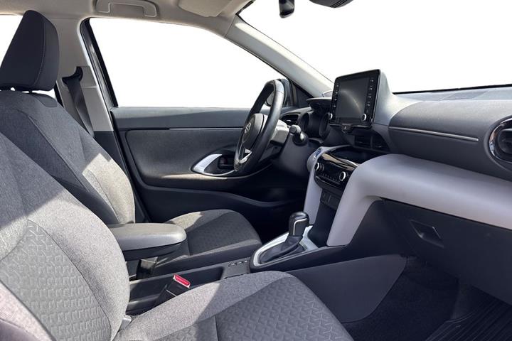 Grå Toyota Yaris Cross fra 2022