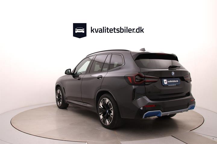 Grå BMW iX3 fra 2022