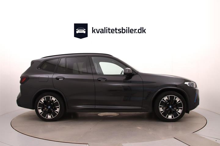 Grå BMW iX3 fra 2022
