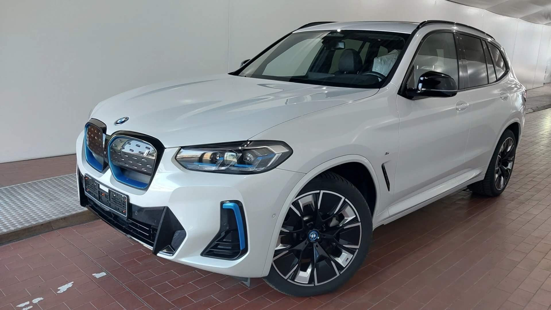 Hvid BMW iX3 fra 2023