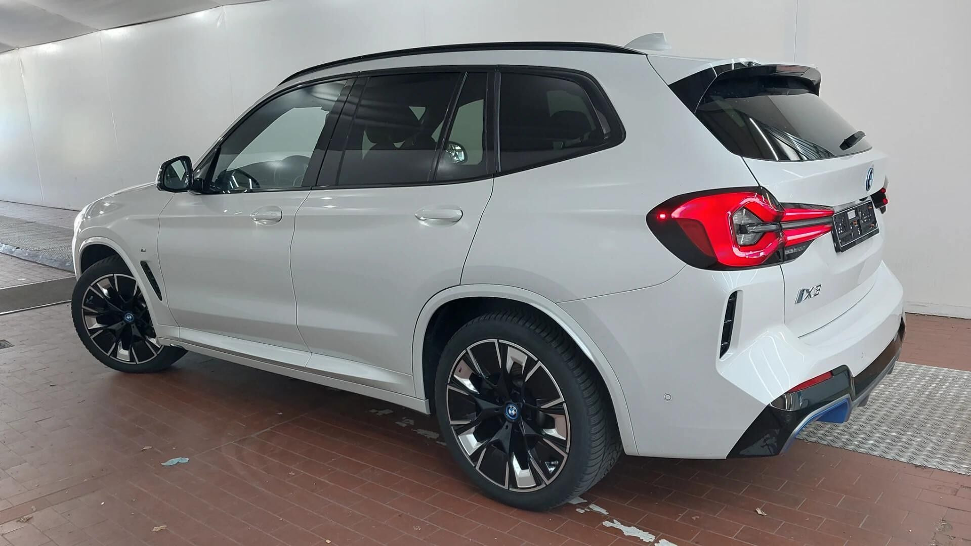 Hvid BMW iX3 fra 2023