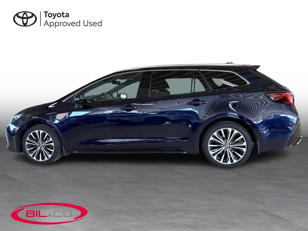 Blå Toyota Corolla fra 2023