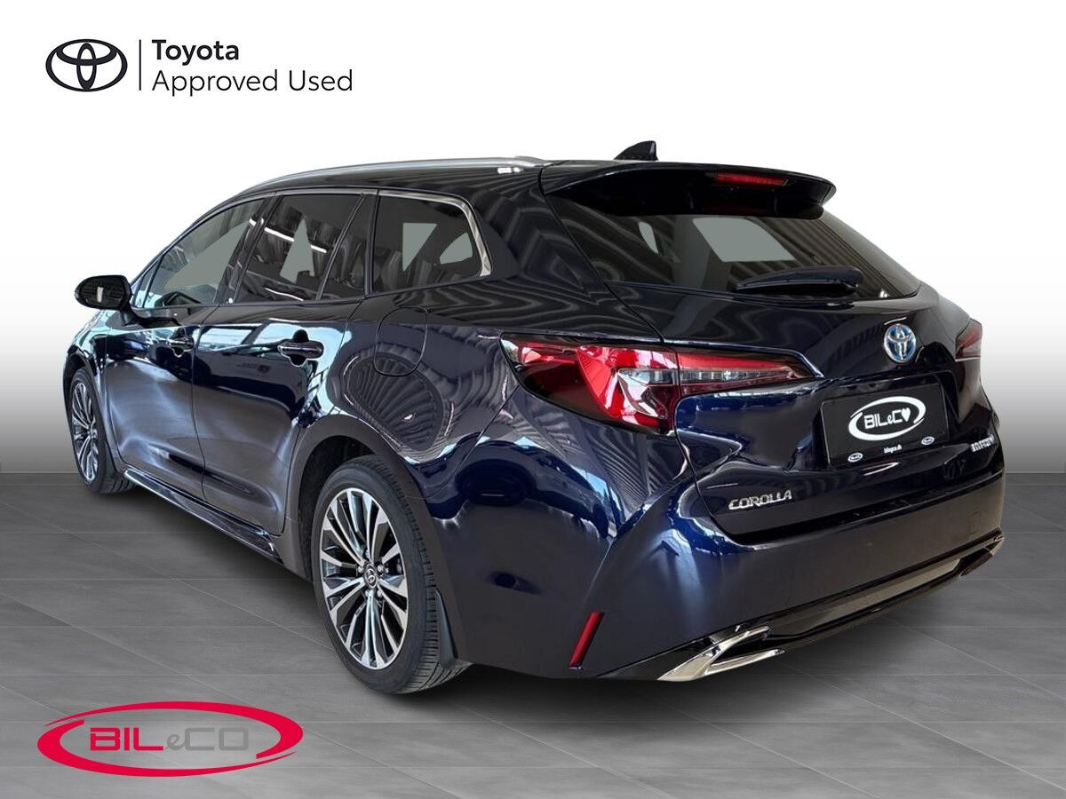 Blå Toyota Corolla fra 2023