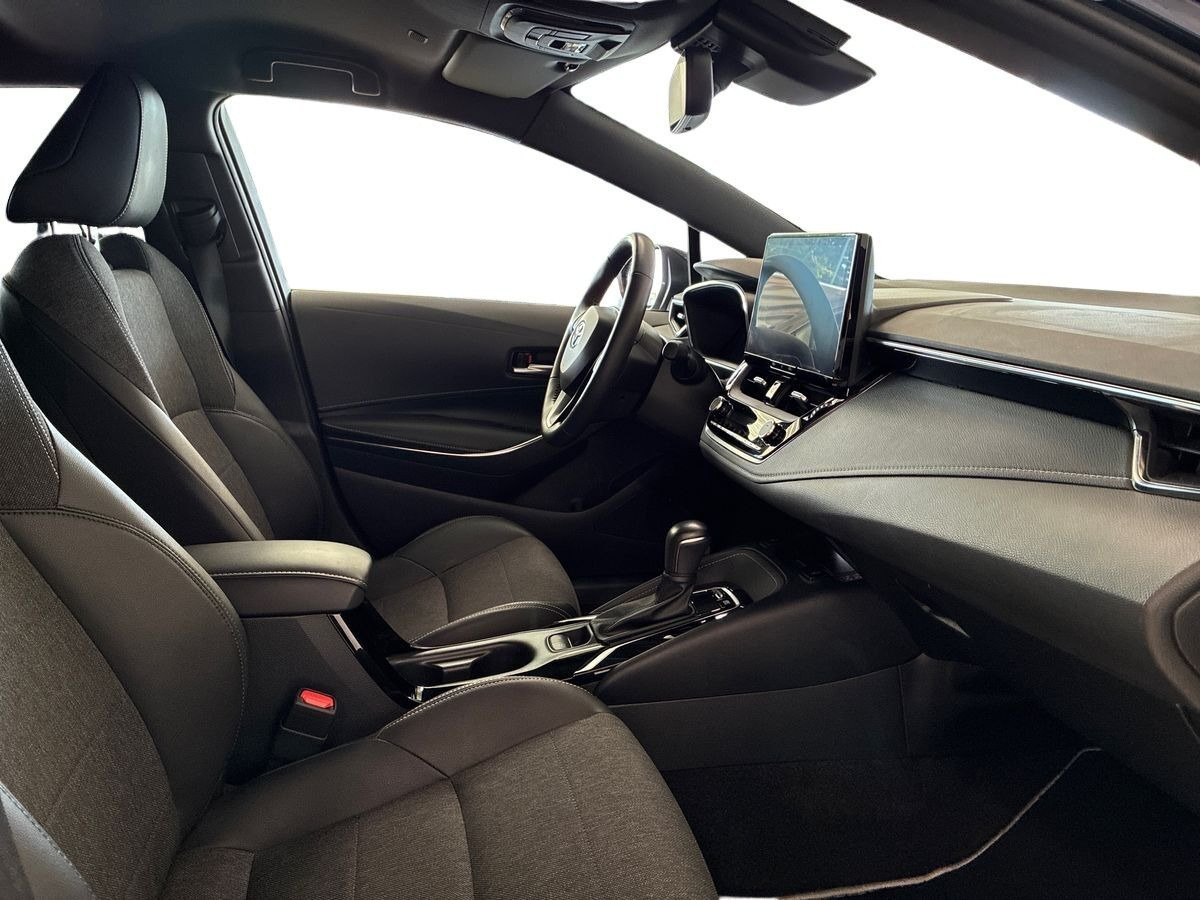 Blå Toyota Corolla fra 2023