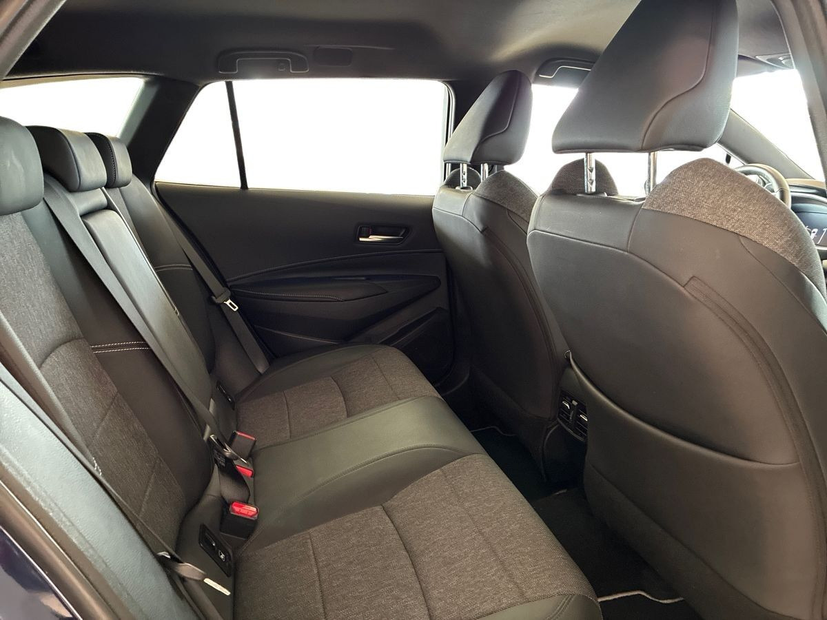 Blå Toyota Corolla fra 2023