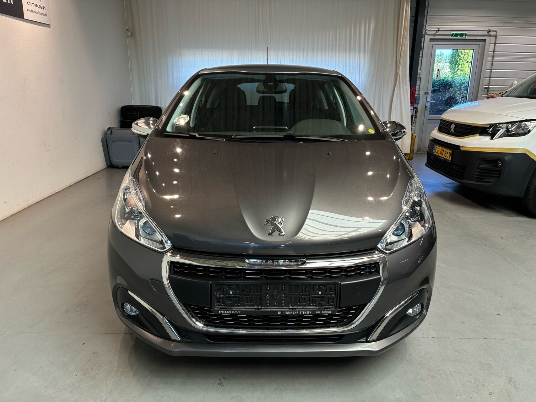Grå Peugeot 208 fra 2019