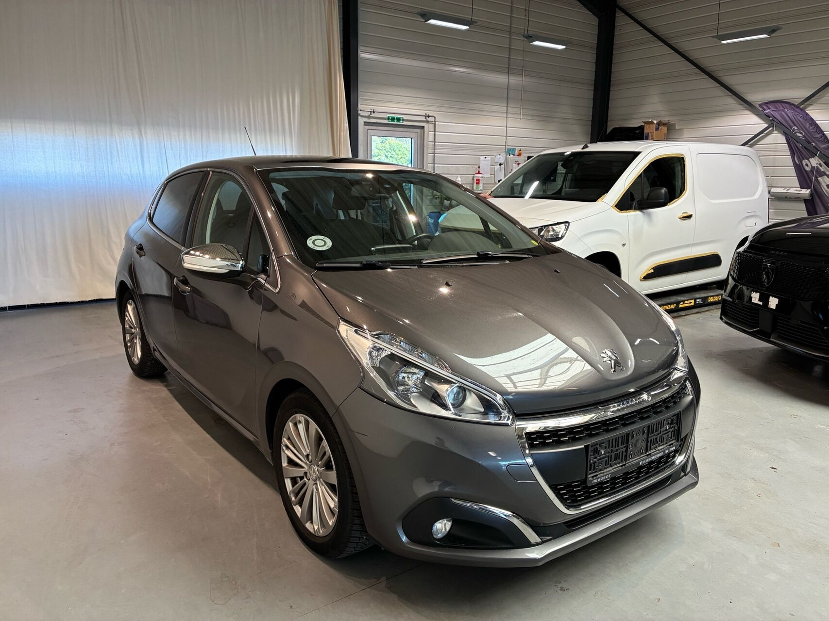 Grå Peugeot 208 fra 2019