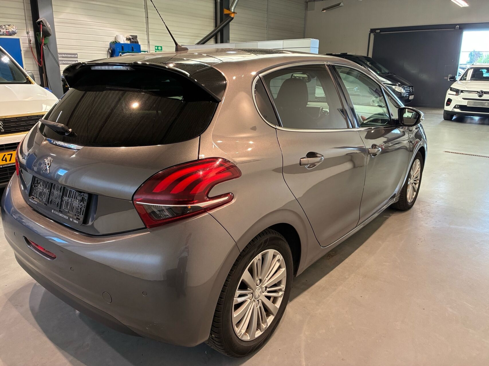 Grå Peugeot 208 fra 2019