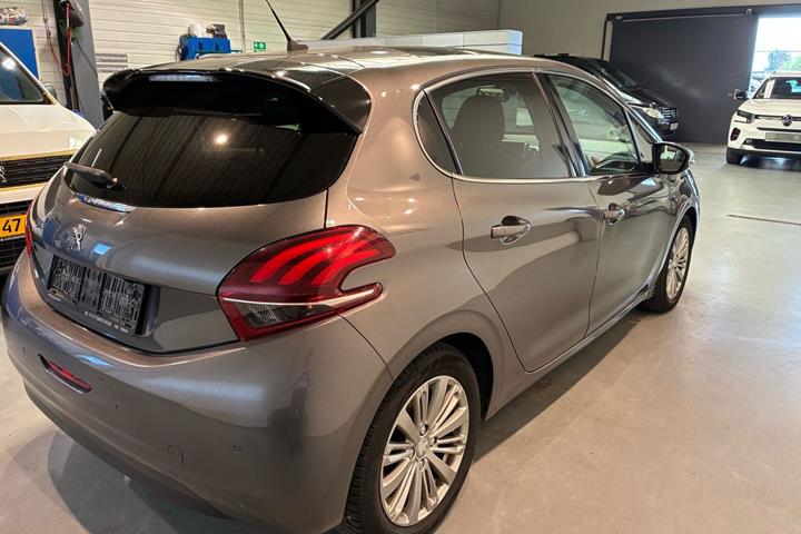 Grå Peugeot 208 fra 2019