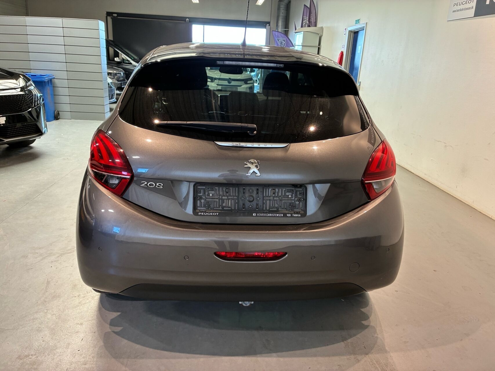 Grå Peugeot 208 fra 2019