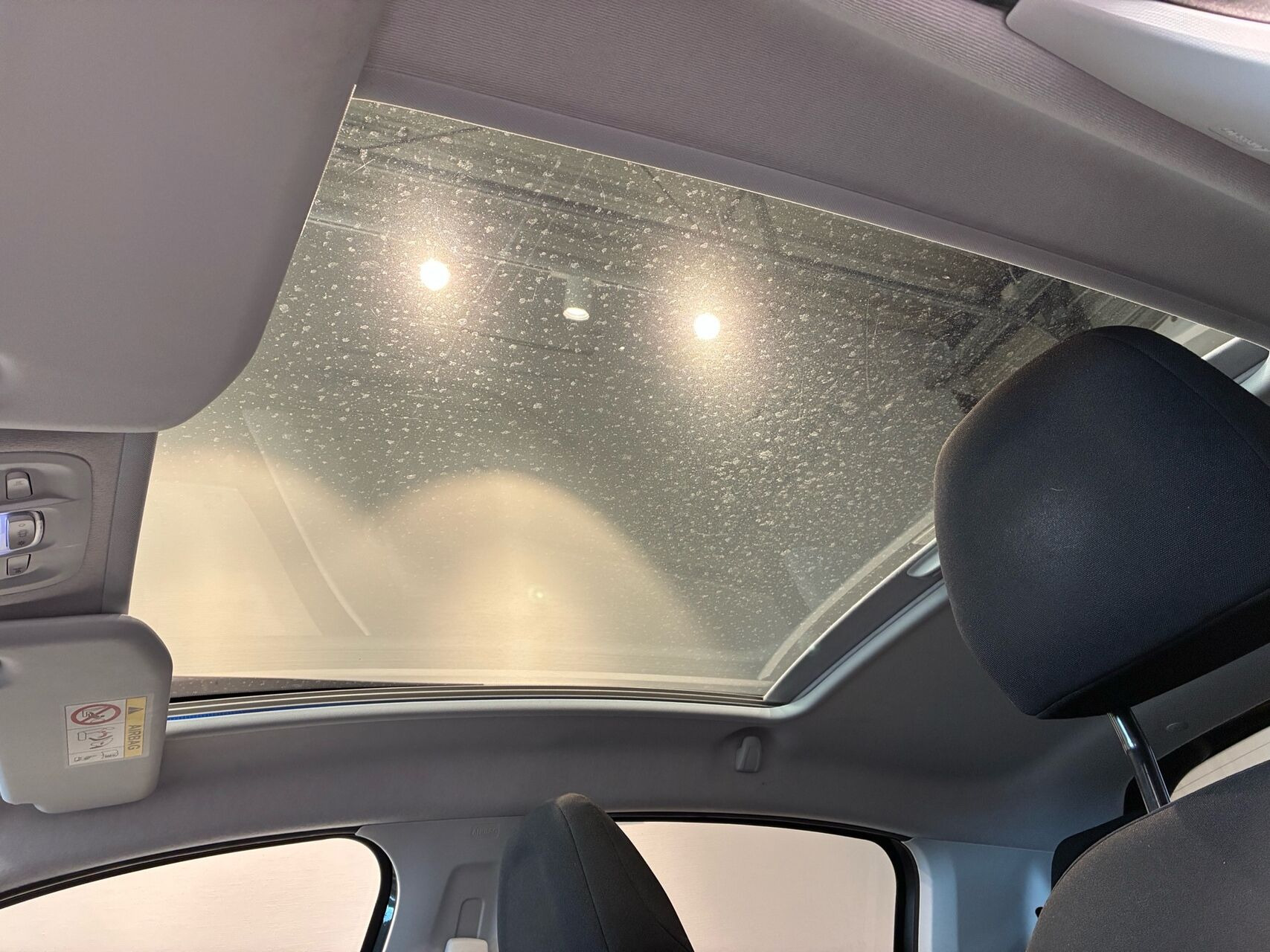 Grå Peugeot 208 fra 2019