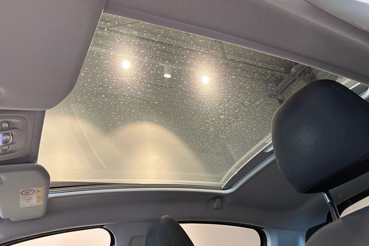 Grå Peugeot 208 fra 2019