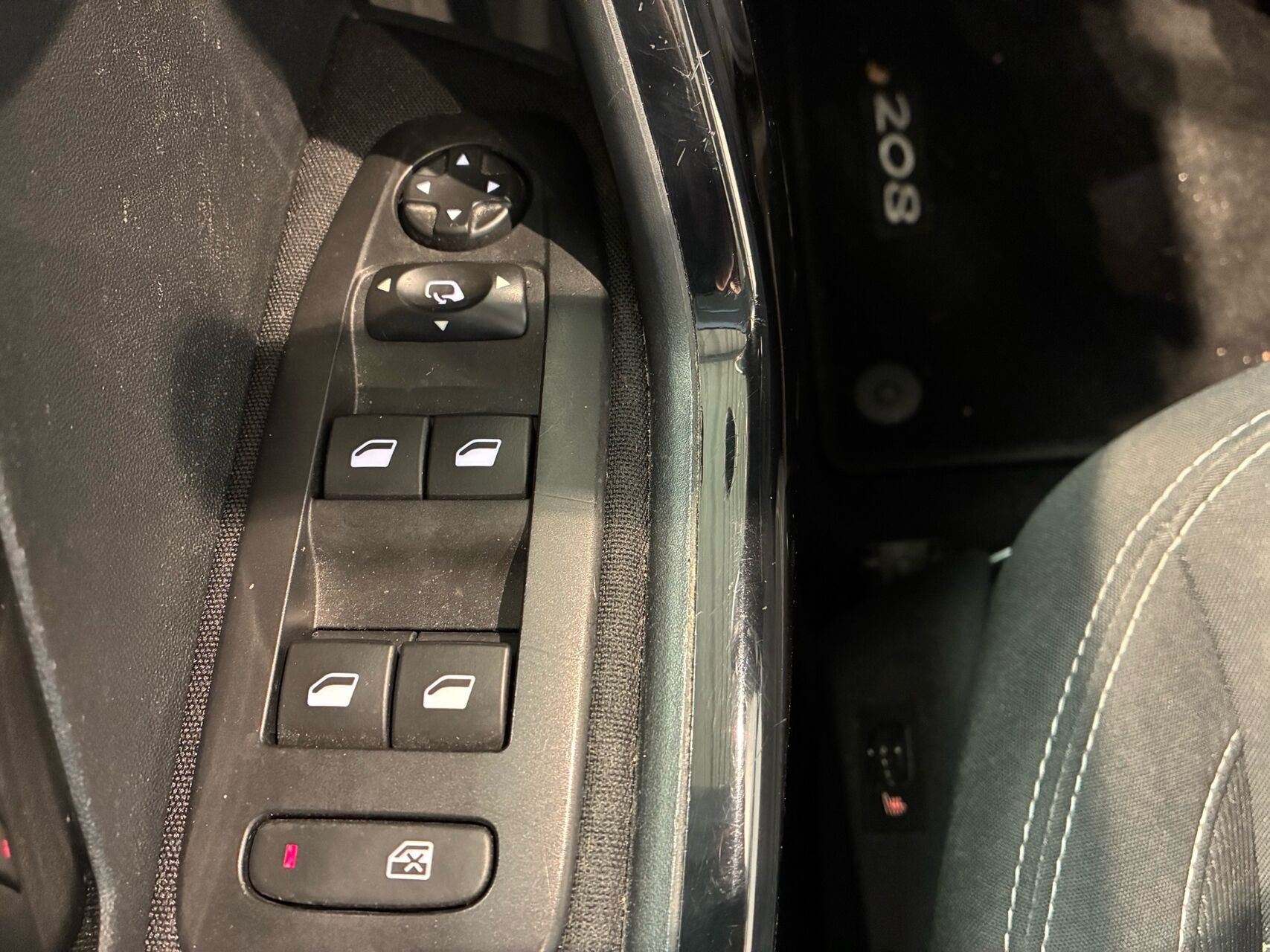 Grå Peugeot 208 fra 2019