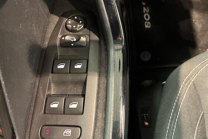 Grå Peugeot 208 fra 2019