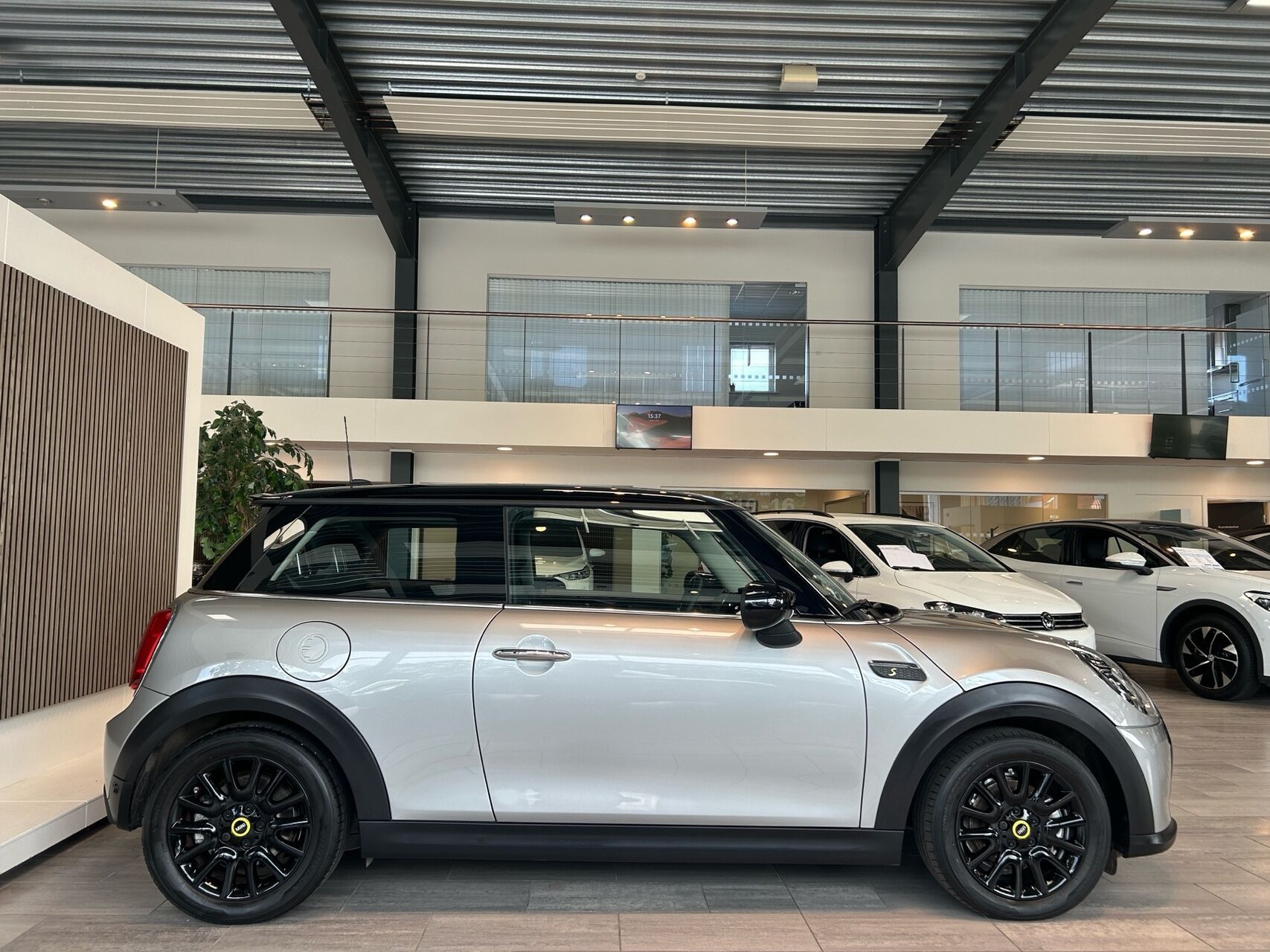 Sølv Mini Cooper fra 2024