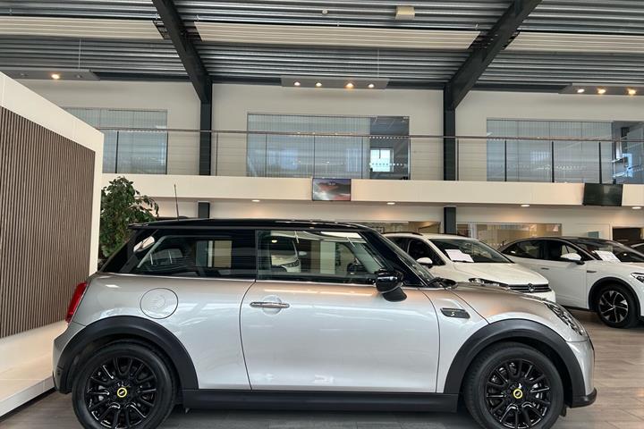 Sølv Mini Cooper fra 2024