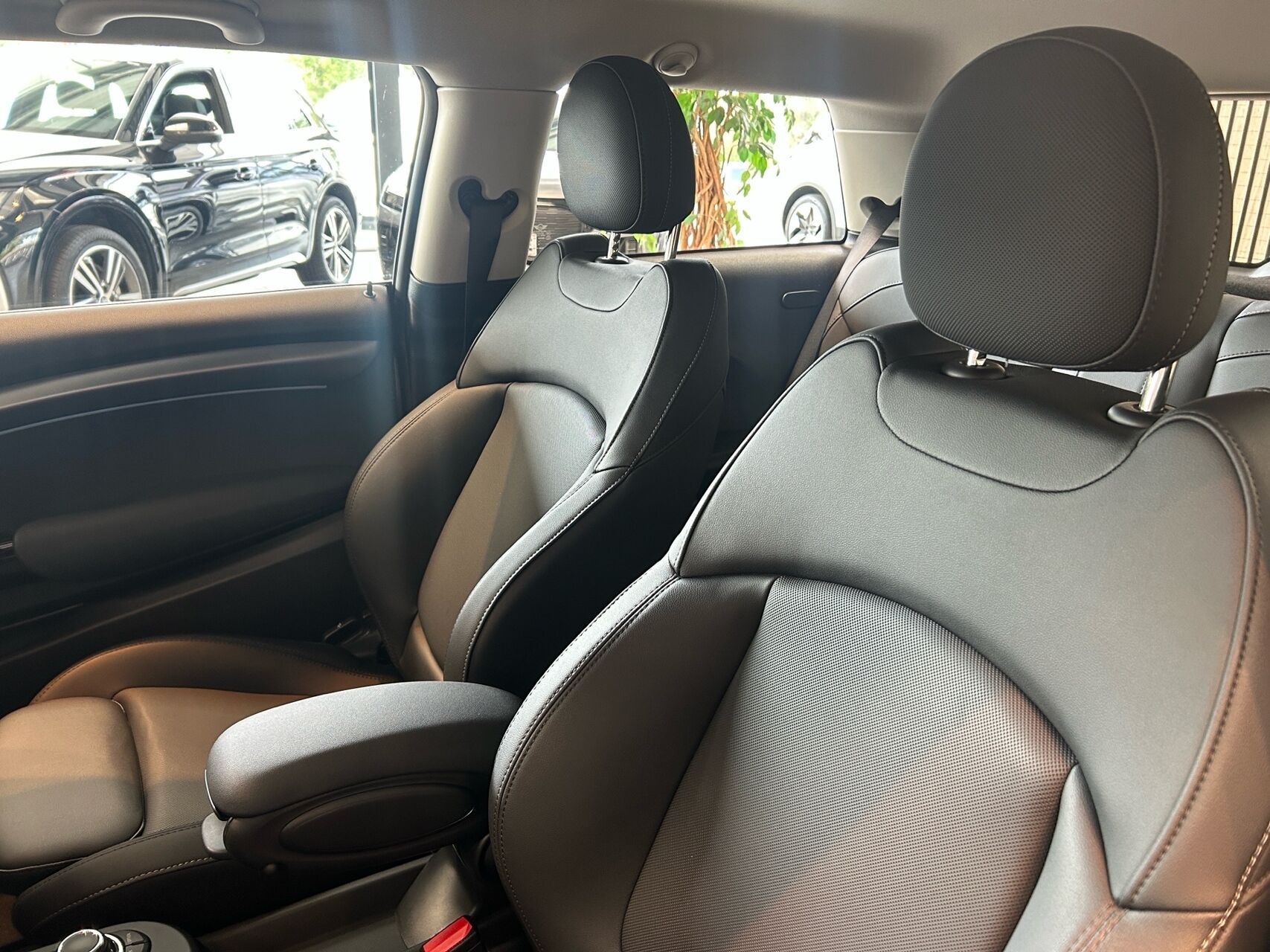 Sølv Mini Cooper fra 2024