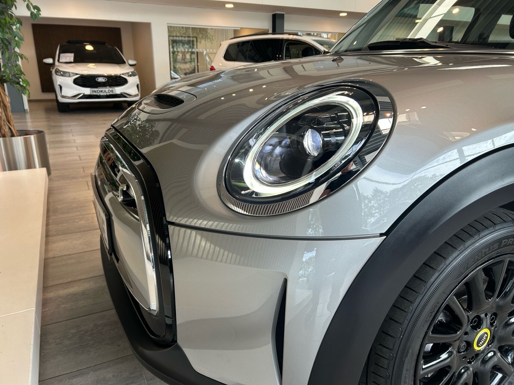 Sølv Mini Cooper fra 2024
