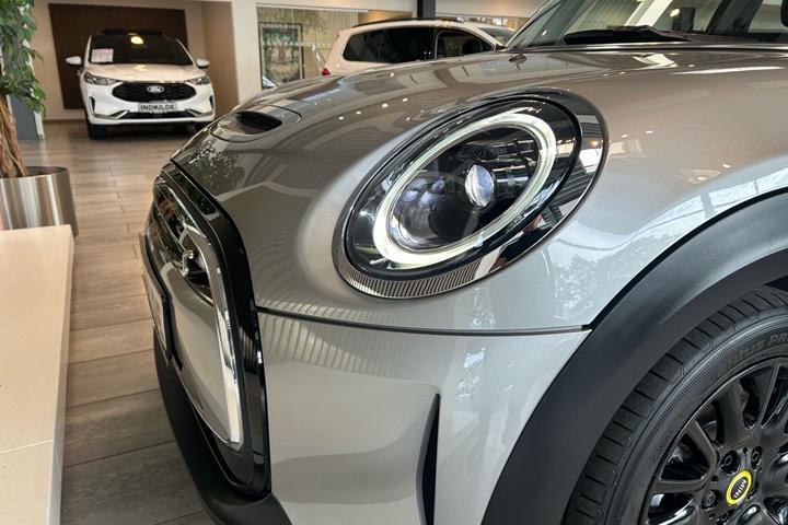 Sølv Mini Cooper fra 2024