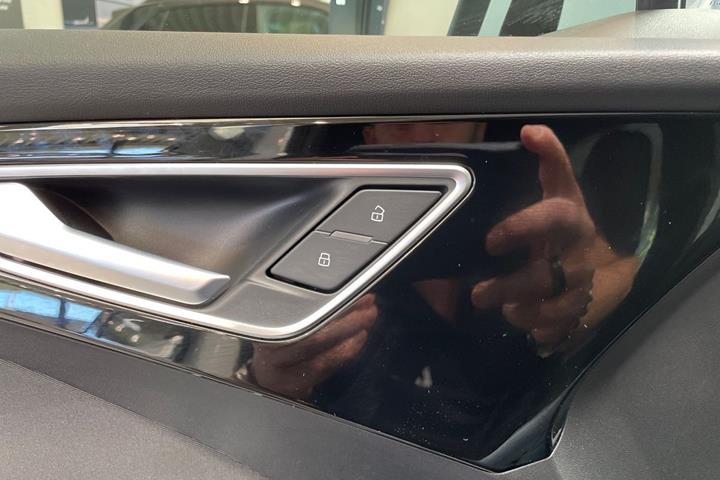 Hvid Audi Q4 e-tron fra 2025