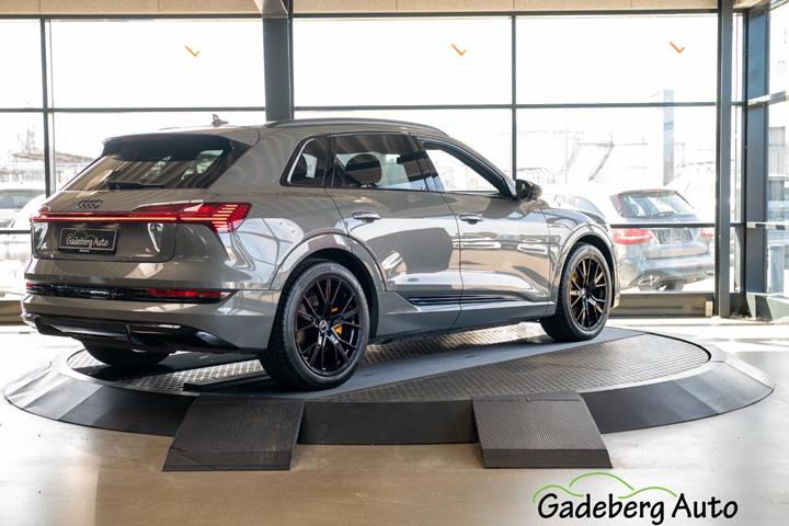 Grå Audi e-tron fra 2023