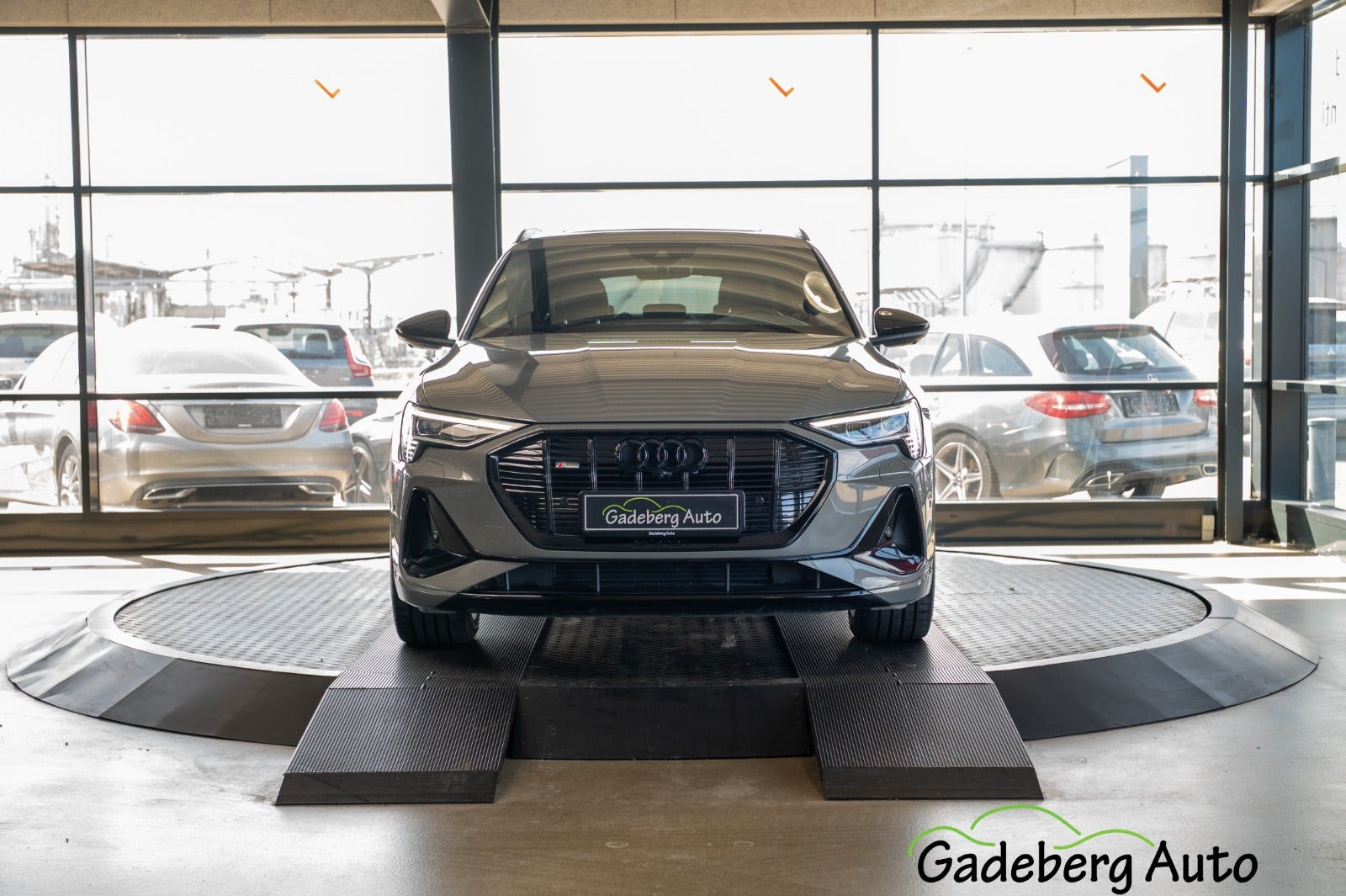 Grå Audi e-tron fra 2023