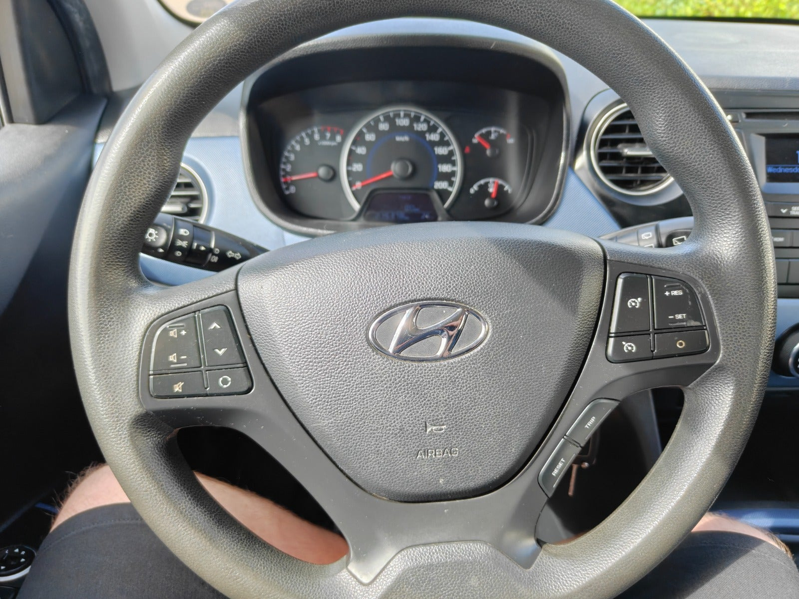 Gul Hyundai i10 fra 2019