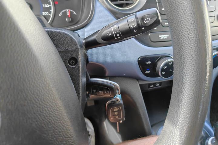 Gul Hyundai i10 fra 2019