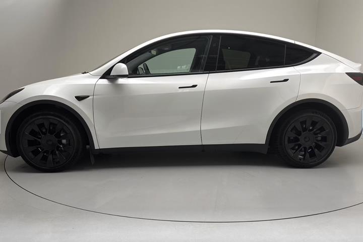 Hvid Tesla Model Y fra 2024