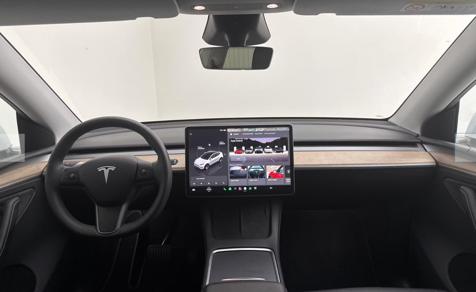 Hvid Tesla Model Y fra 2024