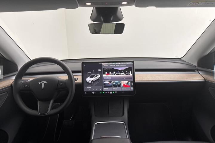 Hvid Tesla Model Y fra 2024