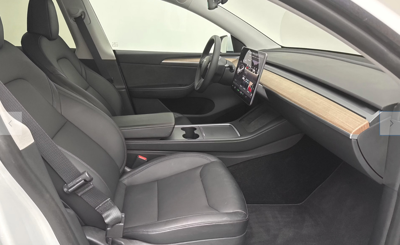 Hvid Tesla Model Y fra 2024