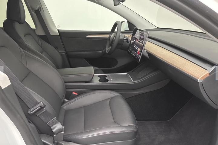 Hvid Tesla Model Y fra 2024