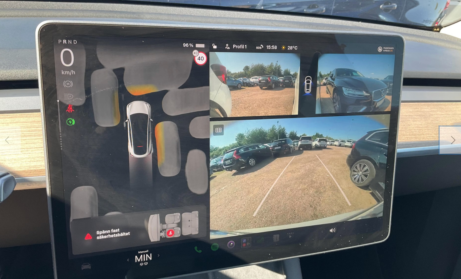 Hvid Tesla Model Y fra 2024