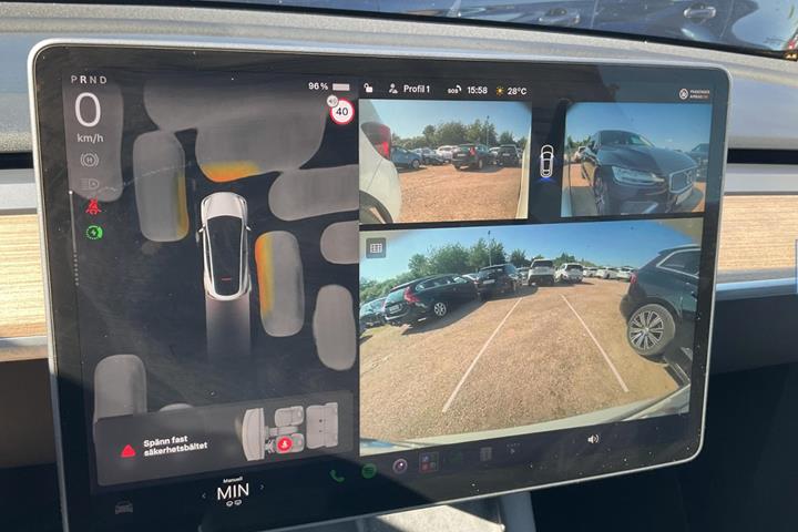 Hvid Tesla Model Y fra 2024