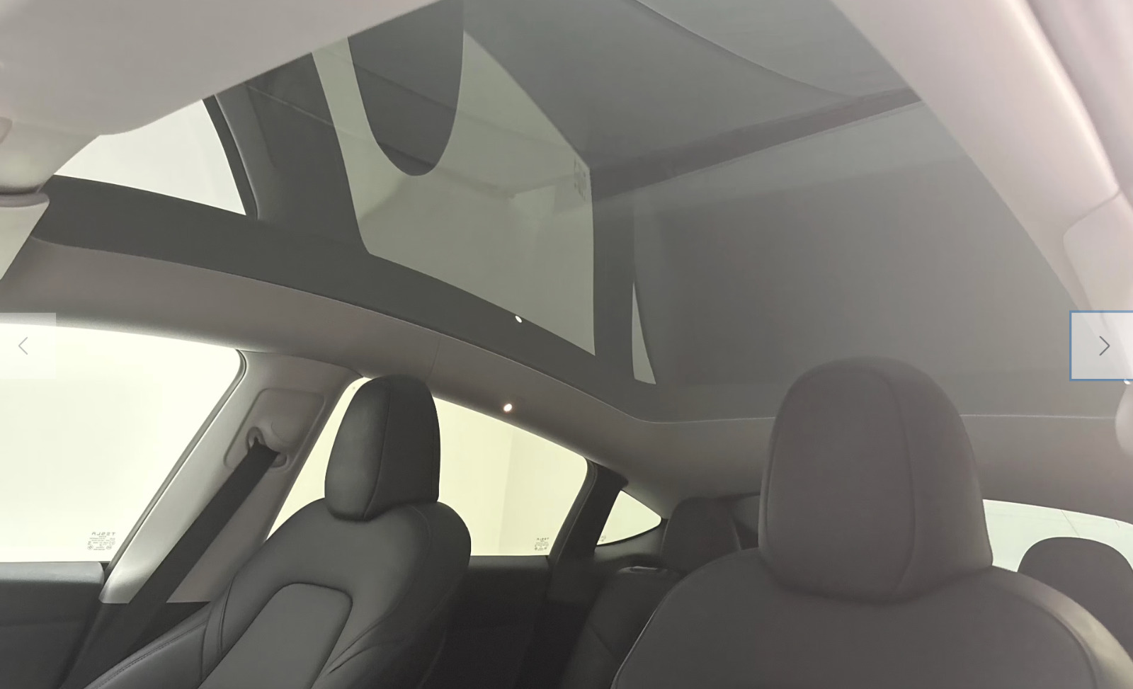 Hvid Tesla Model Y fra 2024
