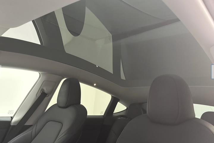 Hvid Tesla Model Y fra 2024
