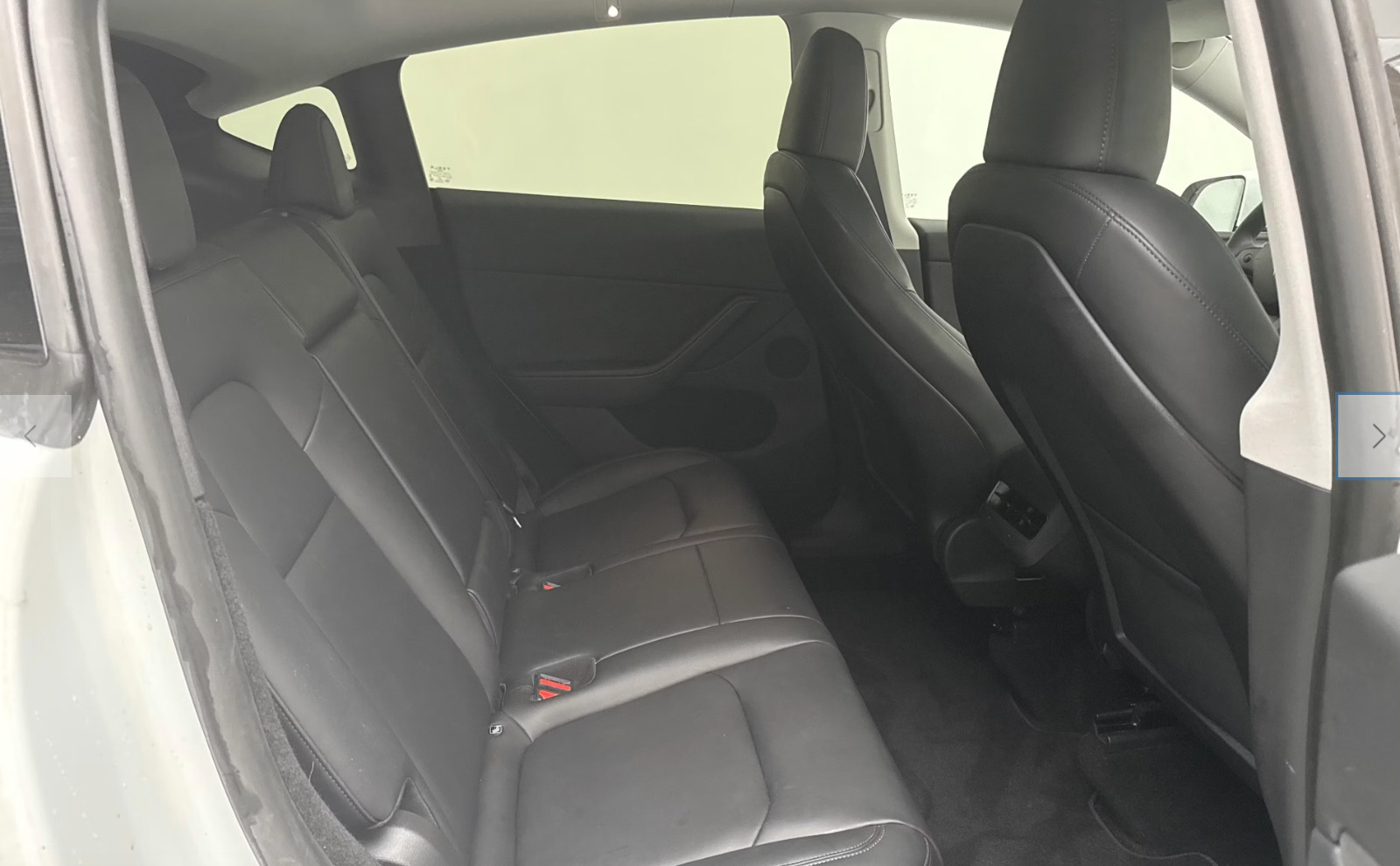 Hvid Tesla Model Y fra 2024