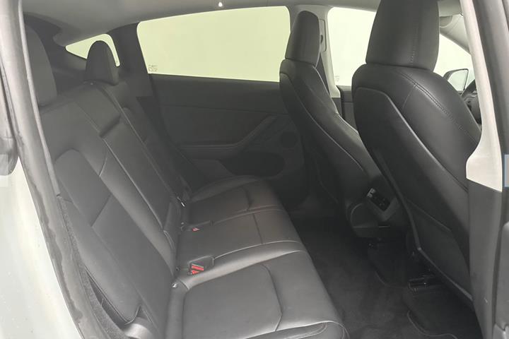Hvid Tesla Model Y fra 2024
