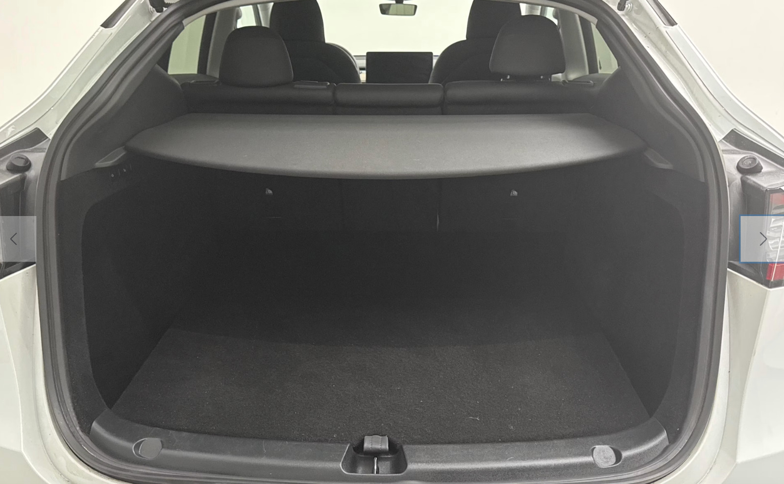 Hvid Tesla Model Y fra 2024