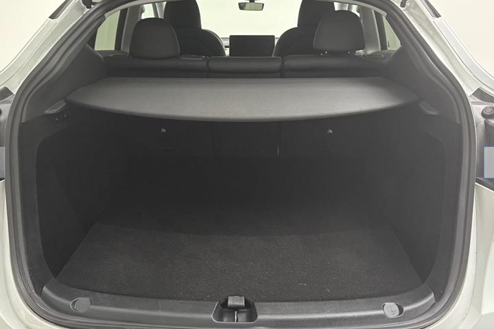 Hvid Tesla Model Y fra 2024