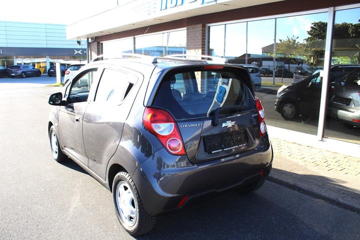 Grå Chevrolet Spark fra 2013