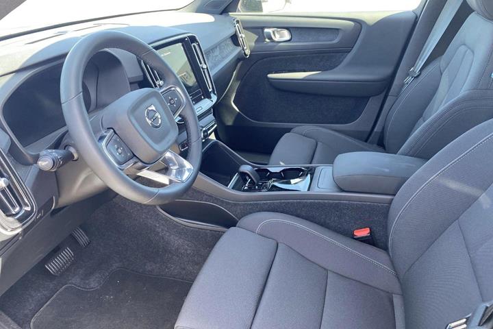 Sølv Volvo XC40 fra 2024