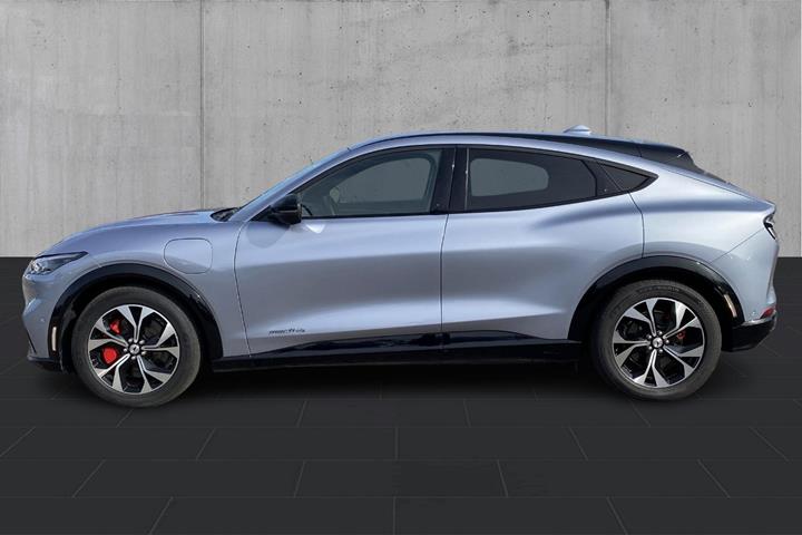 Sølv Ford Mustang Mach-E fra 2023