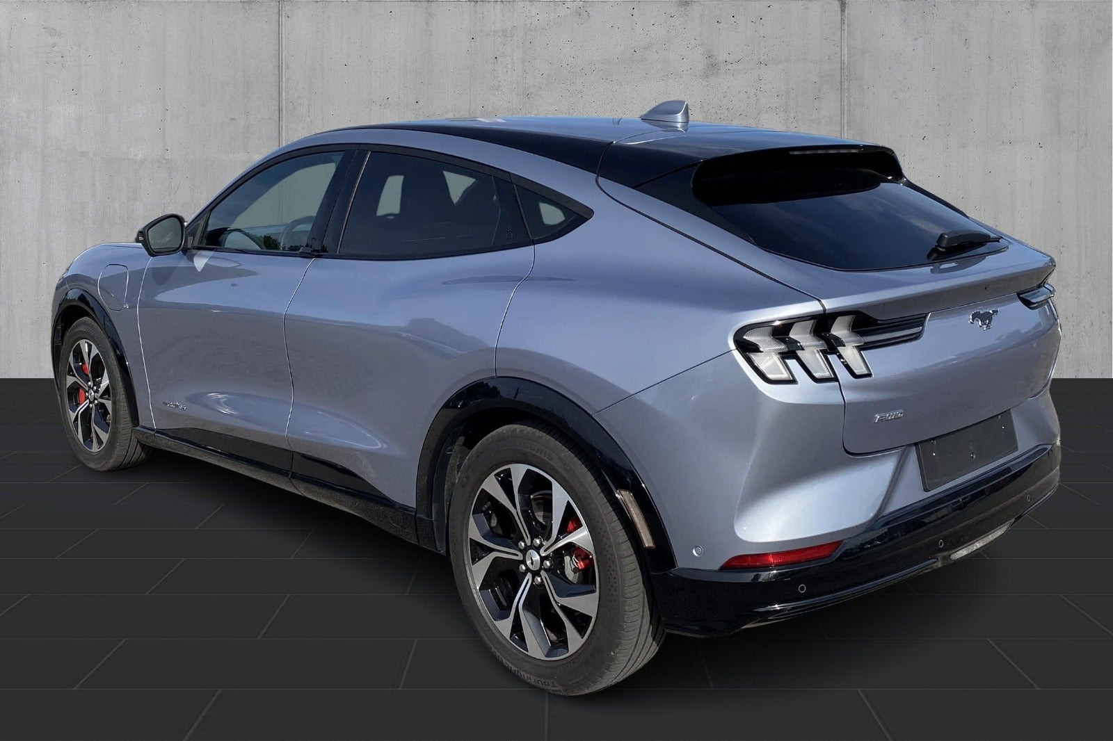 Sølv Ford Mustang Mach-E fra 2023