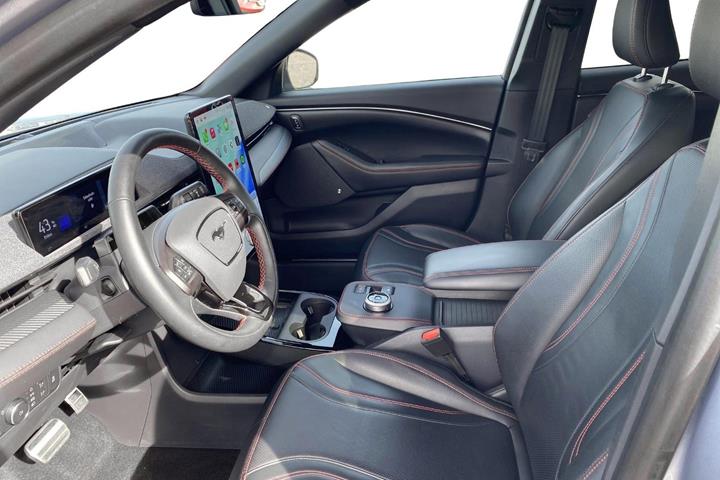 Sølv Ford Mustang Mach-E fra 2023